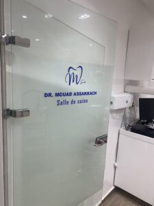 Salle de soins dentaires avec le logo de notre centre